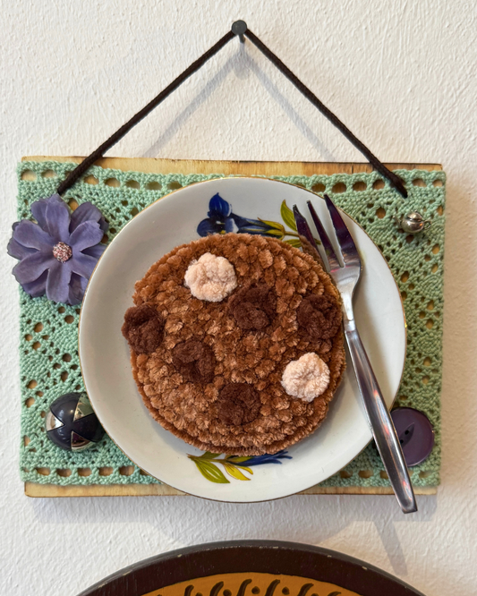 Gehäkelte Wanddeko: Diätkeks Triple Chocolate - Fake Food Art