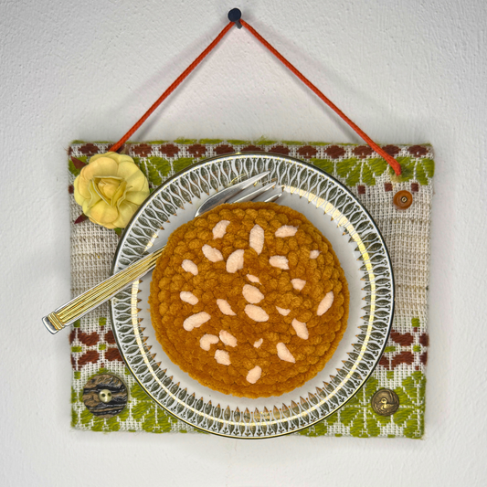 Gehäkelte Wanddeko: Diätkeks Karamell Macadamia - Fake Food Art