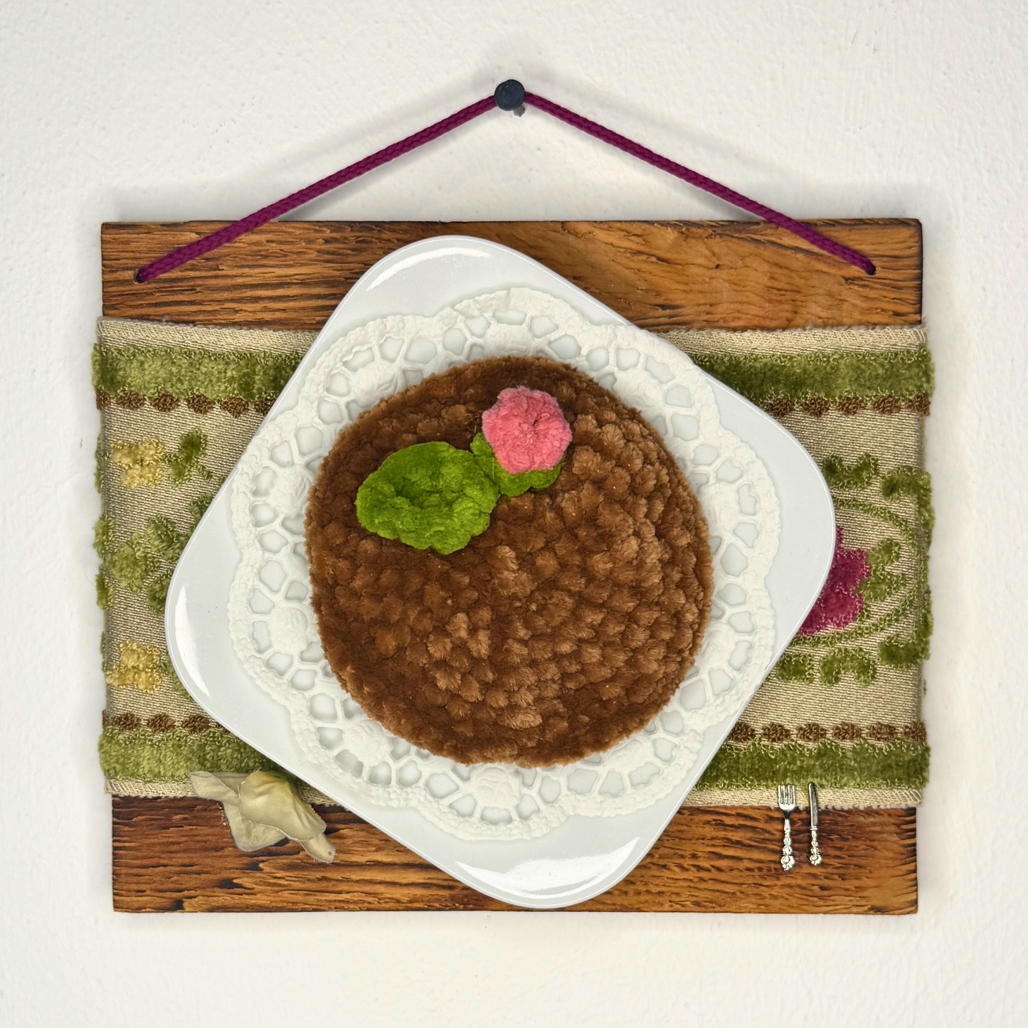 Gehäkelte Wanddeko: Diätkeks Buttercreme Rose - Fake Food Art