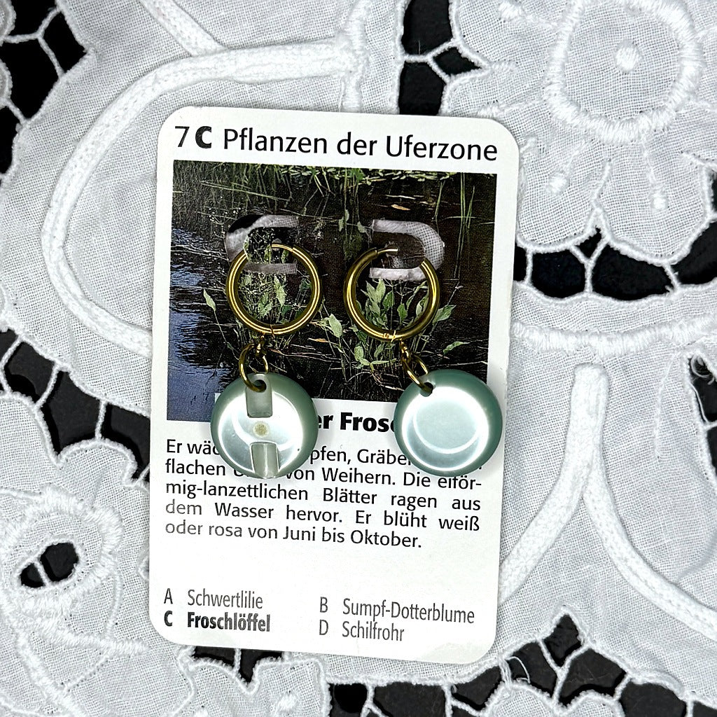 Vintage Knopfohrringe: Seemilch