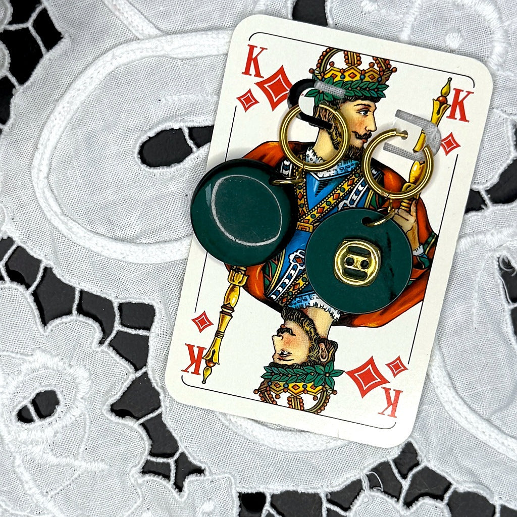 Vintage Knopfohrringe: Tannengrün