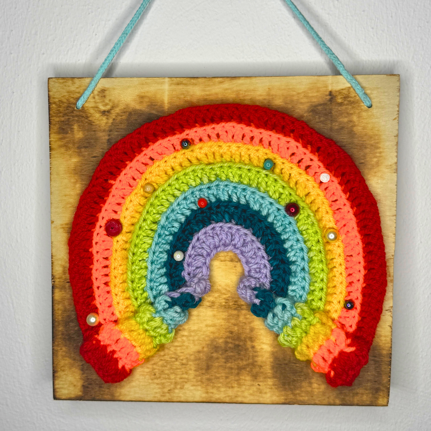 Gehäkelte Wanddeko: Gehäkelter Regenbogen runde Perlies