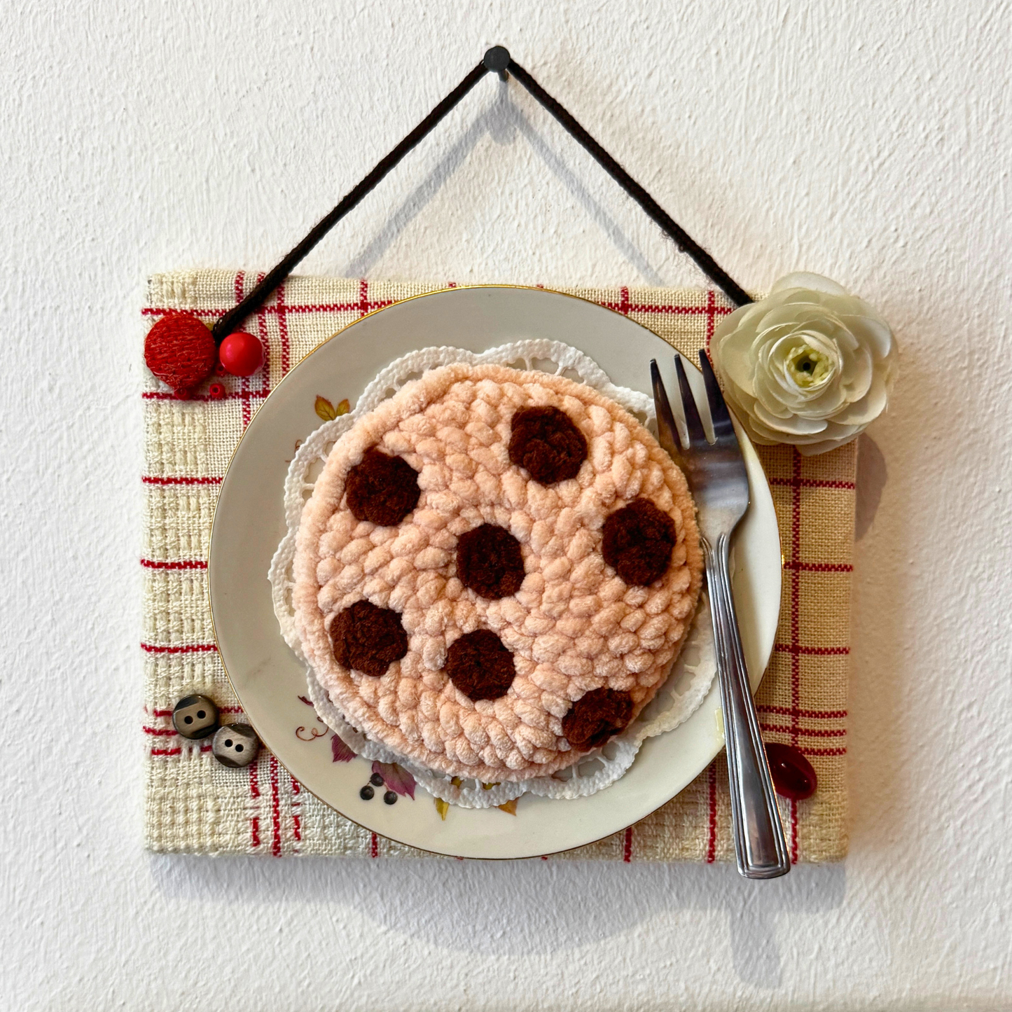 Gehäkelte Wanddeko: Diätkeks Chocolate-Chunk-Keks - Fake Food Art