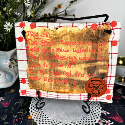 Gehäkelte Wanddeko: Diätkeks Chocolate-Chunk-Keks - Fake Food Art
