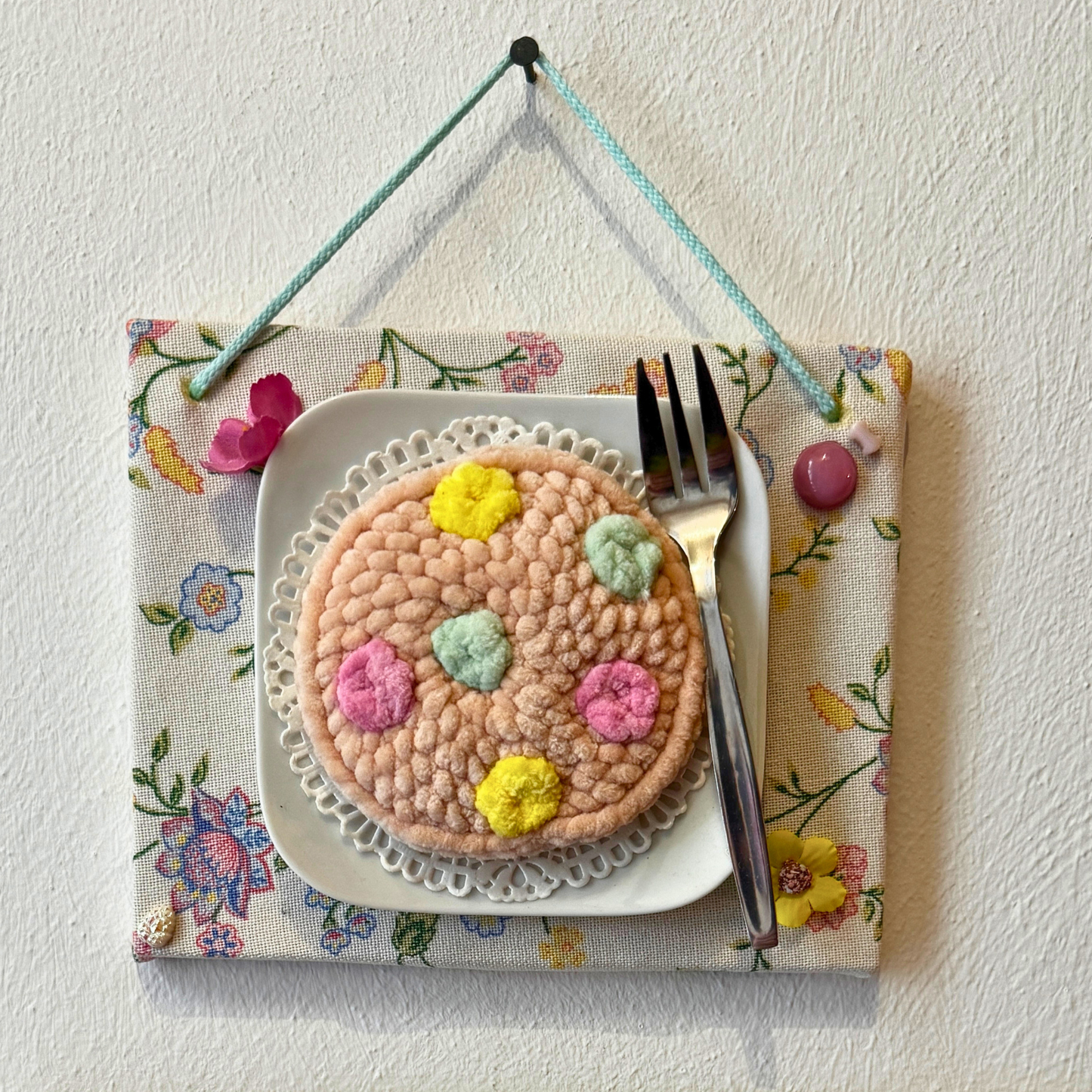 Gehäkelte Wanddeko: Diätkeks Marshmallow blumig  - Fake Food Art