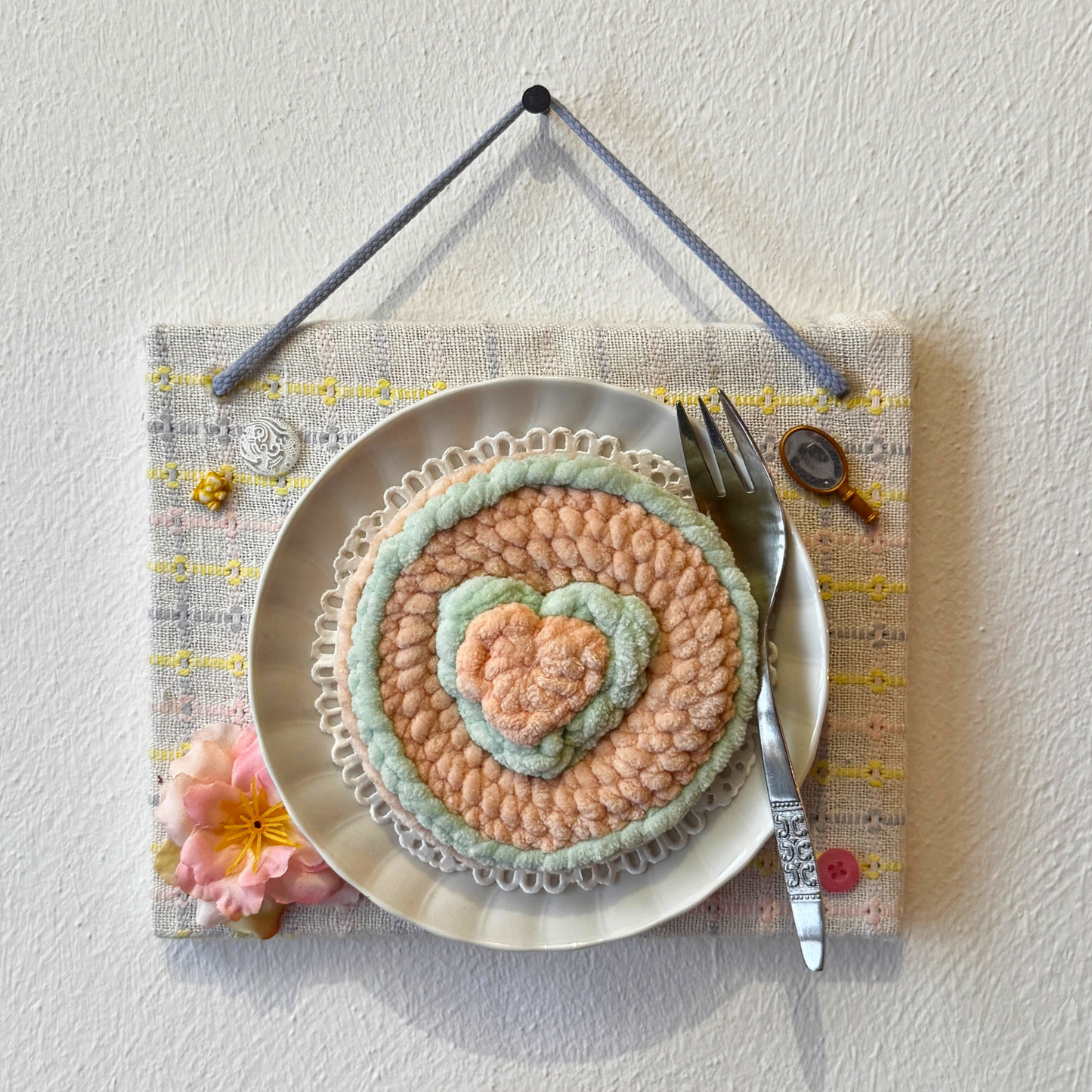 Gehäkelte Wanddeko: Diätkeks Minz Jam  - Fake Food Art