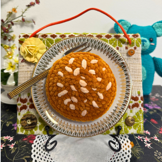 Gehäkelte Wanddeko: Diätkeks Karamell Macadamia  - Fake Food Art