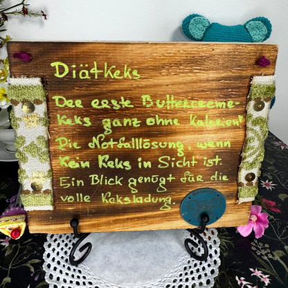 Gehäkelte Wanddeko: Diätkeks Buttercreme Rose  - Fake Food Art