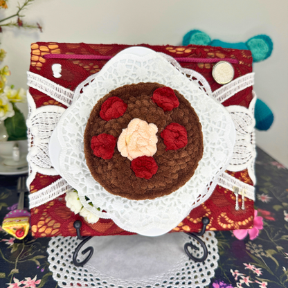 Gehäkelte Wanddeko: Diätkeks Schwarzwälder Kirsch  - Fake Food Art