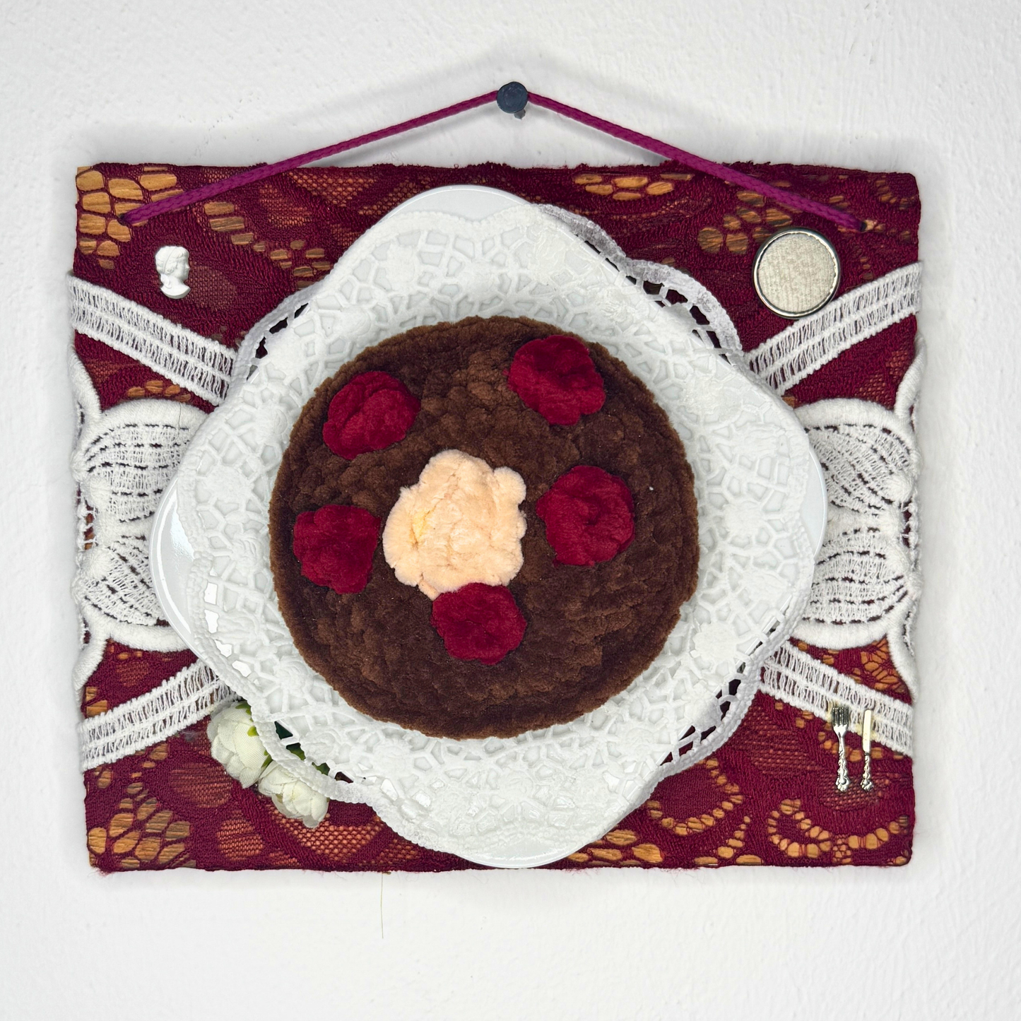 Gehäkelte Wanddeko: Diätkeks Schwarzwälder Kirsch  - Fake Food Art