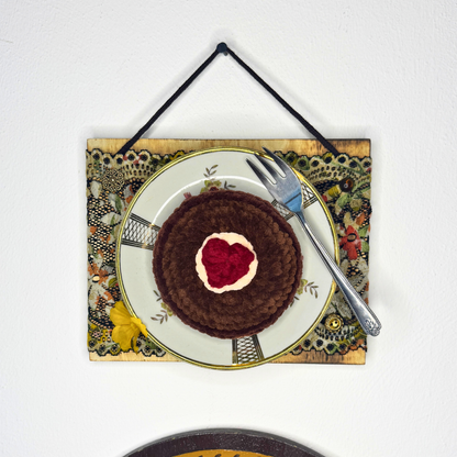 Gehäkelte Wanddeko: Diätkeks Schwarzwälder Kirsch Herz  - Fake Food Art