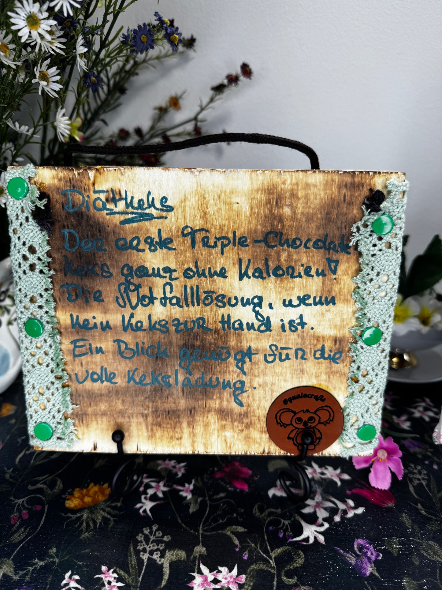 Gehäkelte Wanddeko: Diätkeks Triple Chocolate - Fake Food Art