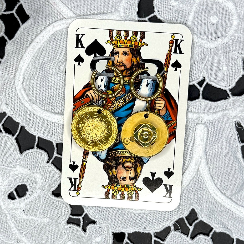 Vintage Knopfohrringe: Blumenkrone