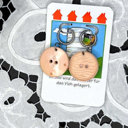 Vintage Knopfohrringe: Scheunentor