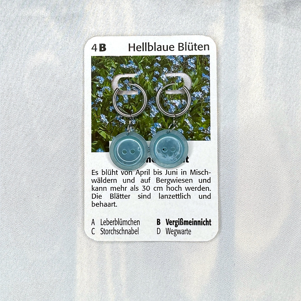 Vintage Knopfohrringe: Hellblaue Blüten
