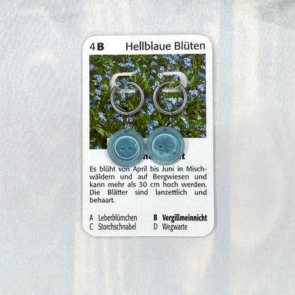 Vintage Knopfohrringe: Hellblaue Blüten