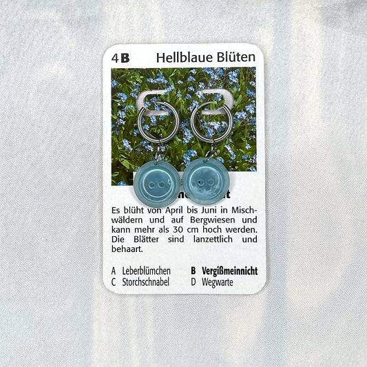 Vintage Knopfohrringe: Hellblaue Blüten
