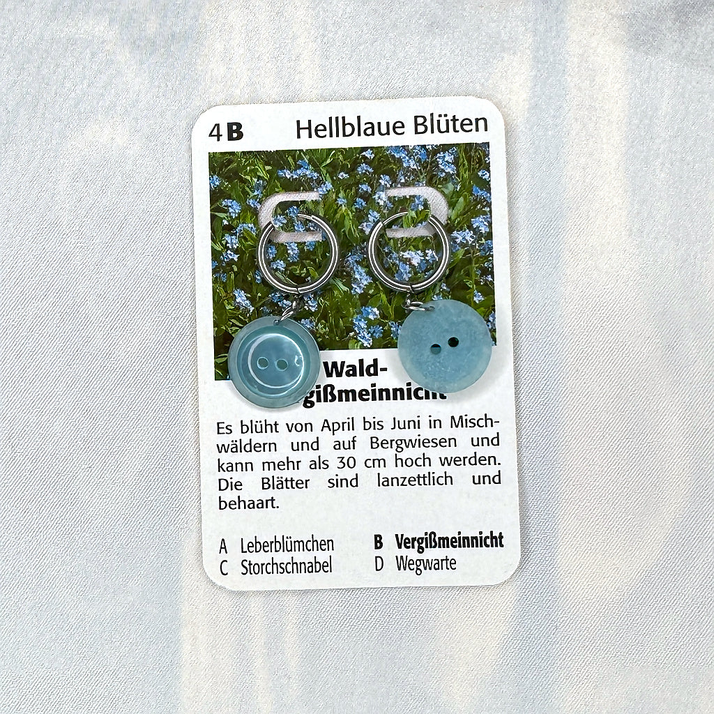 Vintage Knopfohrringe: Hellblaue Blüten