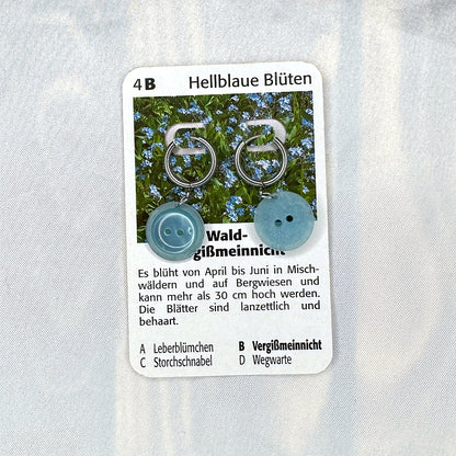 Vintage Knopfohrringe: Hellblaue Blüten