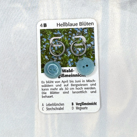 Vintage Knopfohrringe: Hellblaue Blüten