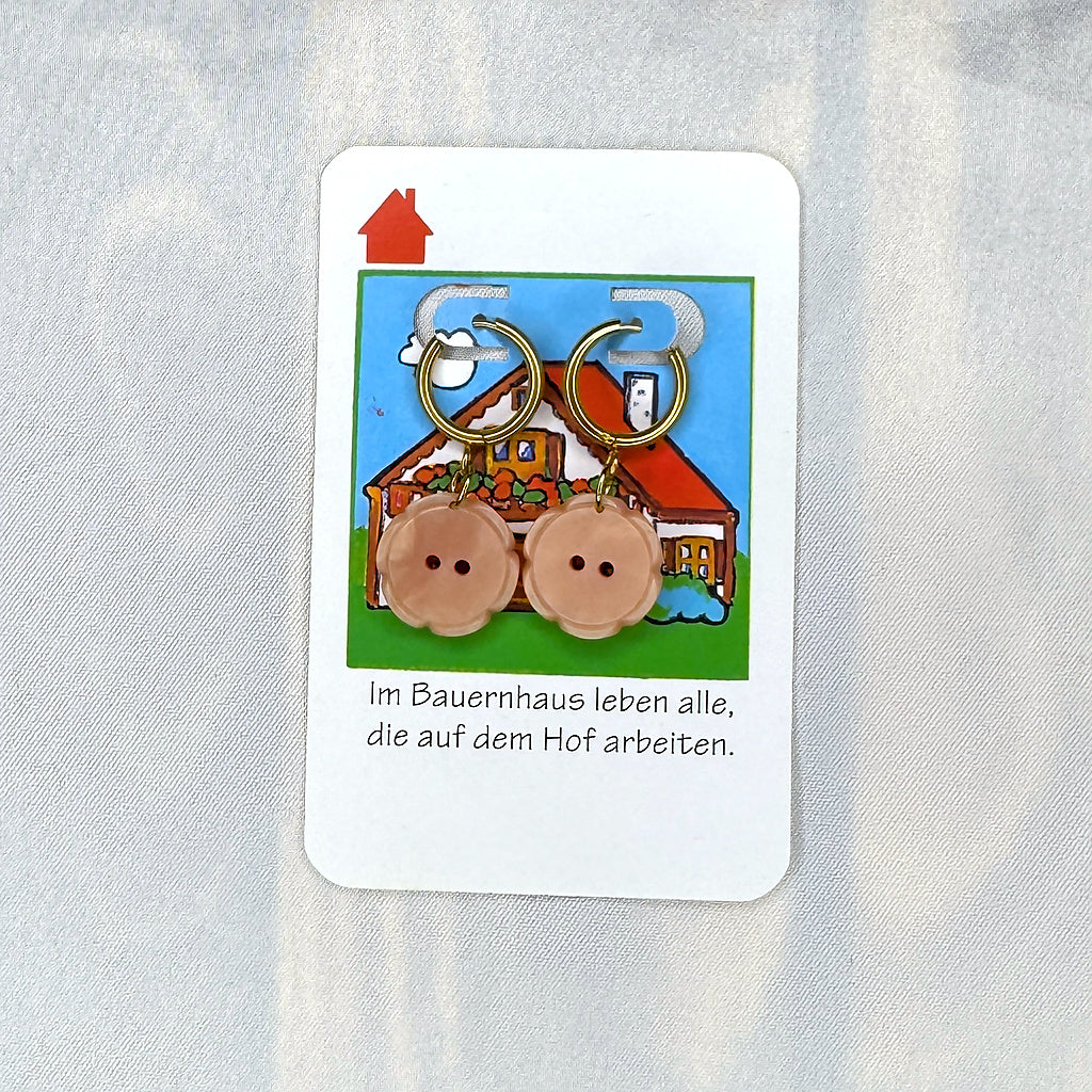 Vintage Knopfohrringe: Buttercremeblume