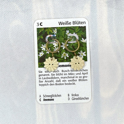 Vintage Knopfohrringe: Spitze Windröschen