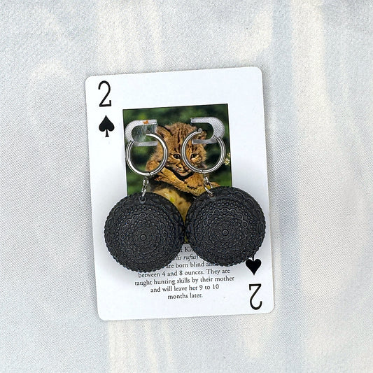 Vintage Knopfohrringe: Ritueller Hügel