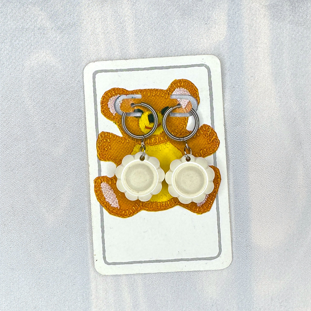 Vintage Knopfohrringe: Die Blume starrt zurück