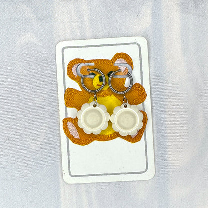 Vintage Knopfohrringe: Die Blume starrt zurück