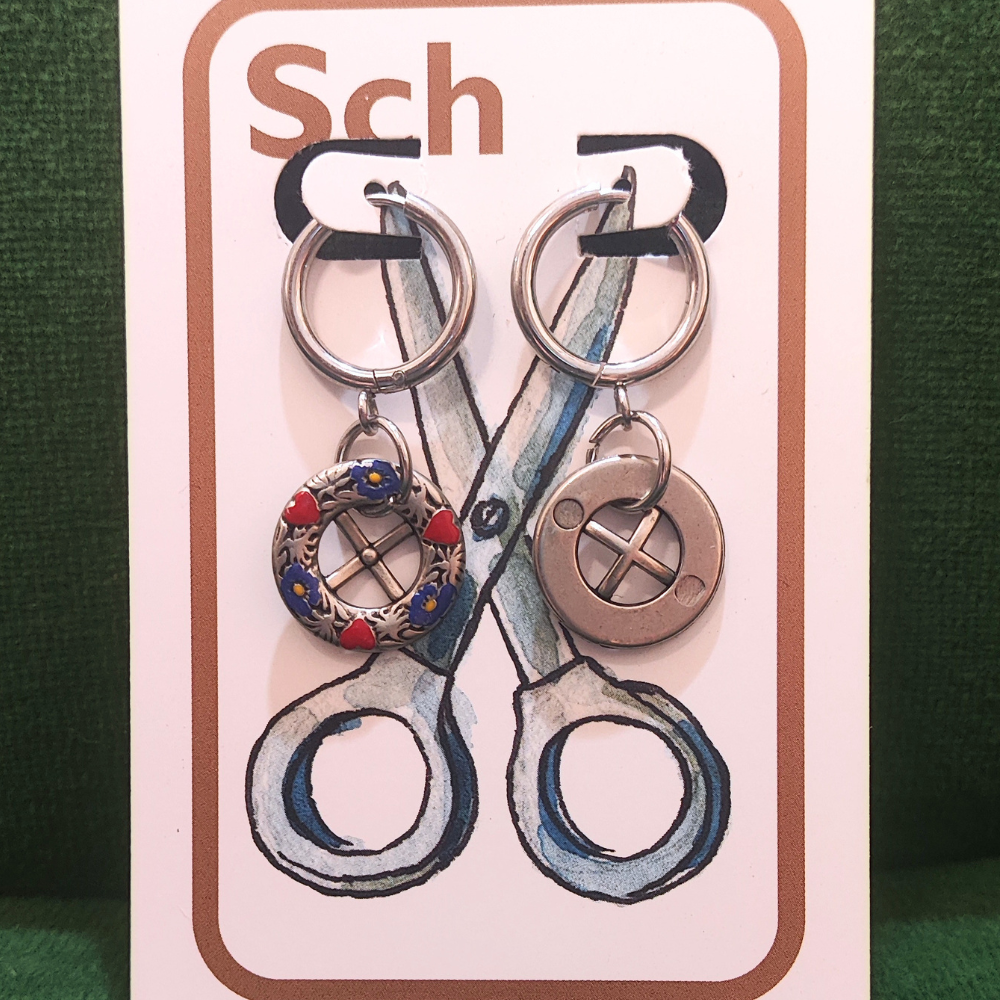 Vintage Knopfohrringe: Das herzige Schneiderlein
