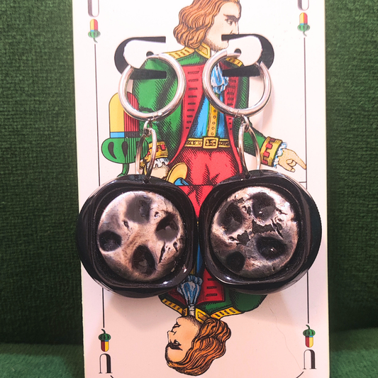 Vintage Knopfohrringe: Die dunkle Seite des Mondes