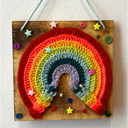 Gehäkelte Wanddeko: Gehäkelter Regenbogen perlig