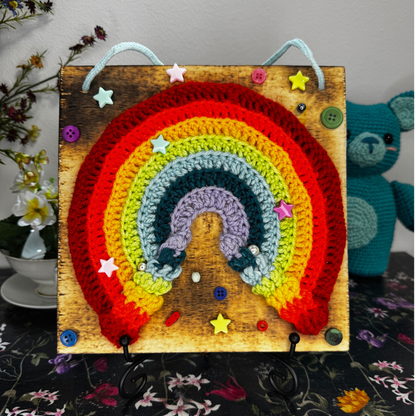 Gehäkelte Wanddeko: Gehäkelter Regenbogen perlig