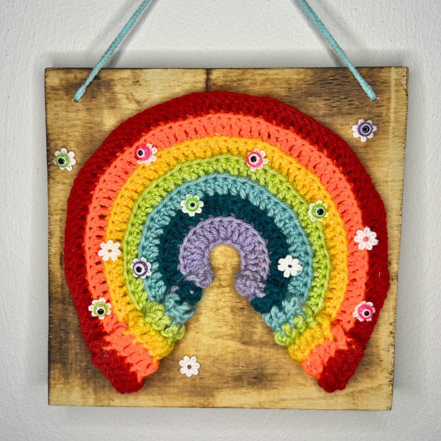 Gehäkelte Wanddeko: Gehäkelter Regenbogen Glubschie