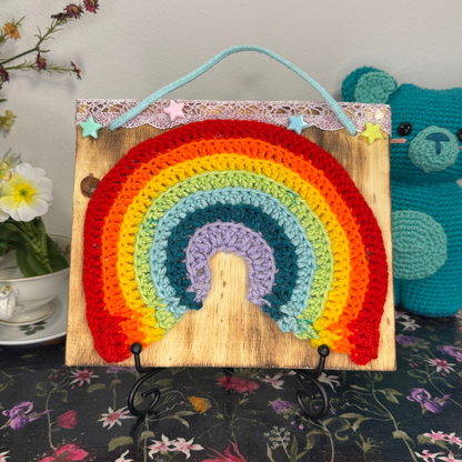 Gehäkelte Wanddeko: Gehäkelter Regenbogen Glitterstern
