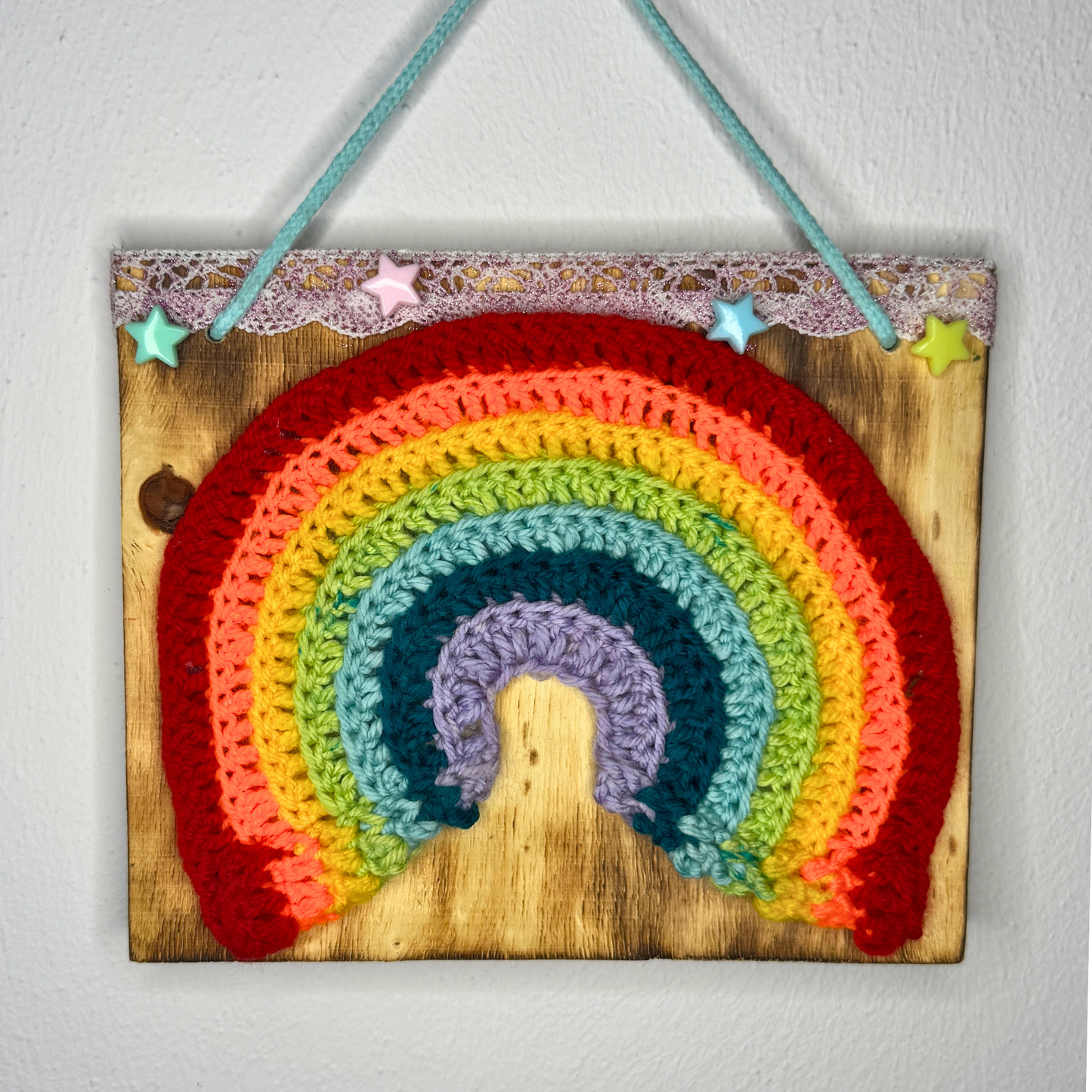 Gehäkelte Wanddeko: Gehäkelter Regenbogen Glitterstern