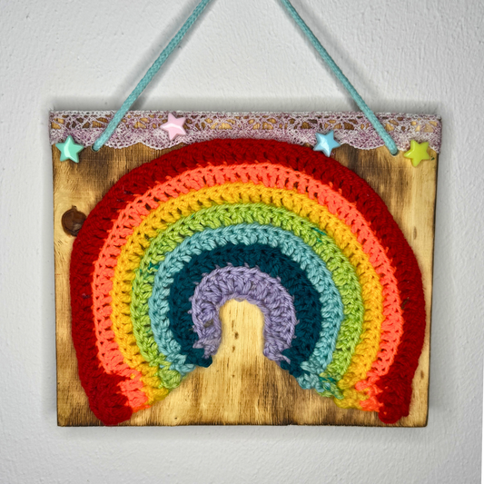 Gehäkelte Wanddeko: Gehäkelter Regenbogen Glitterstern