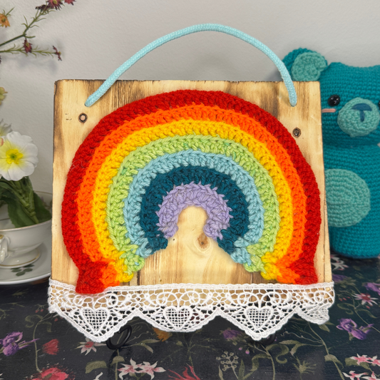 Gehäkelte Wanddeko: Gehäkelter Regenbogen Herzspitze