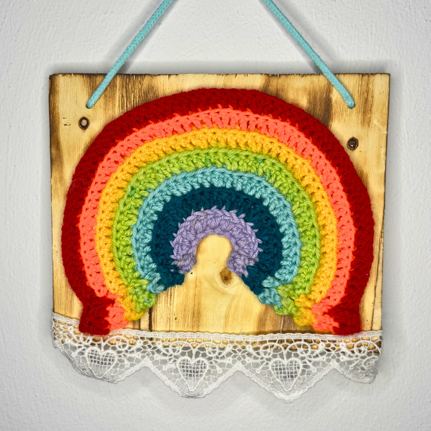 Gehäkelte Wanddeko: Gehäkelter Regenbogen Herzspitze